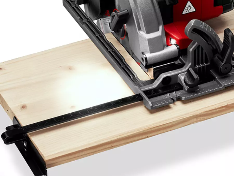 Увімкнене LED-підсвічування на пилі Einhell TE-CS 18/165-2 Li - Solo під час роботи.