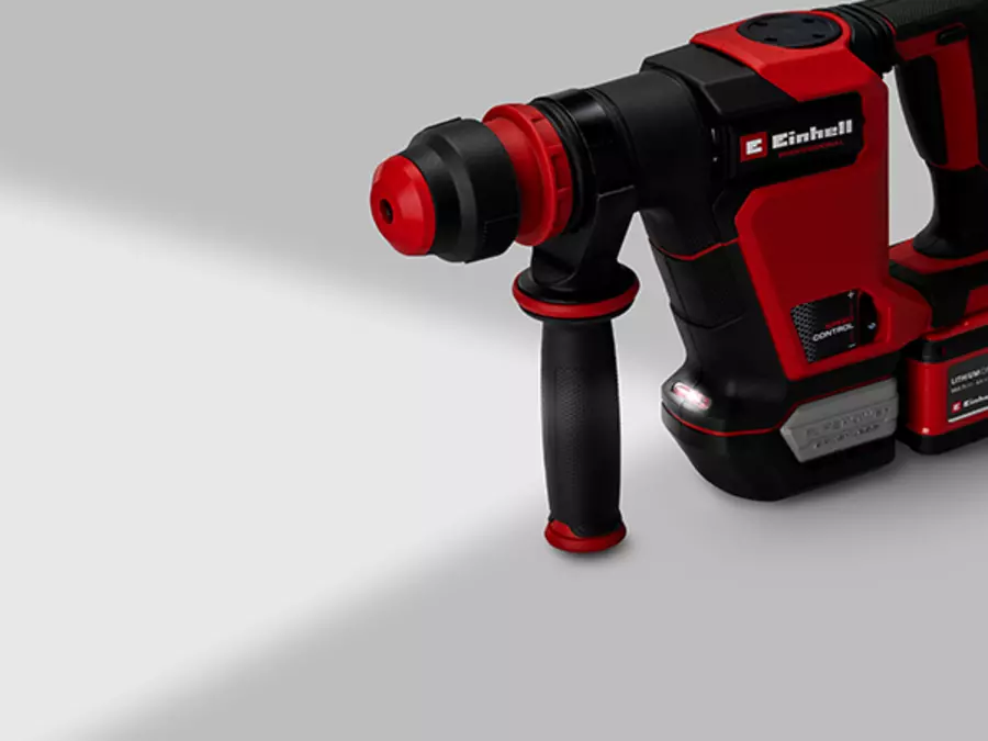 Акумуляторний відбійний молоток Einhell TP-DH 18/4 Li BL з увімкненим LED-підсвічуванням спереду.