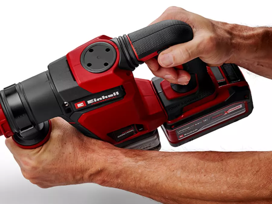 Дві руки тримають відбійний молоток Einhell TP-DH 18/4 Li BL за антивібраційну ручку.