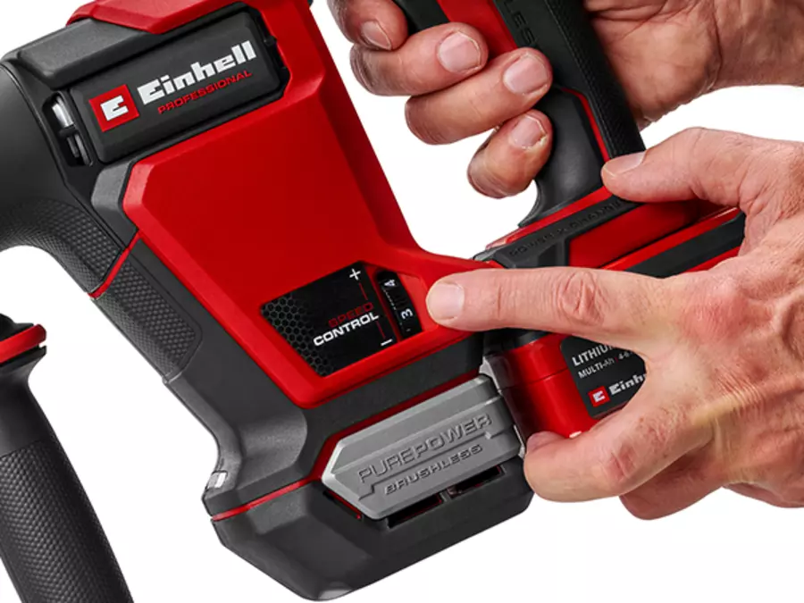 Рука повертає колесо регулювання частоти ударів на відбійному молотку Einhell TP-DH 18/4 Li BL.