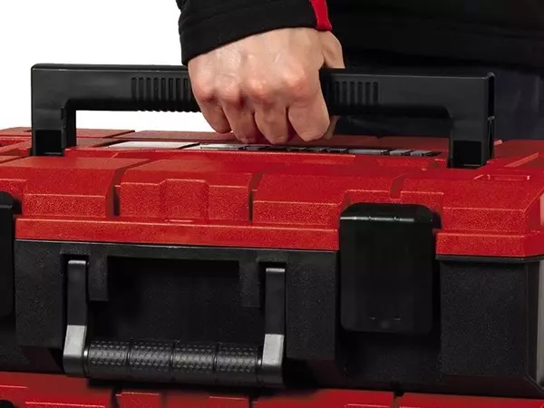 Складана ручка на системному кейсі Einhell E-Case S-F в руці.